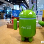 Androiding at the Samsung d'light Shop