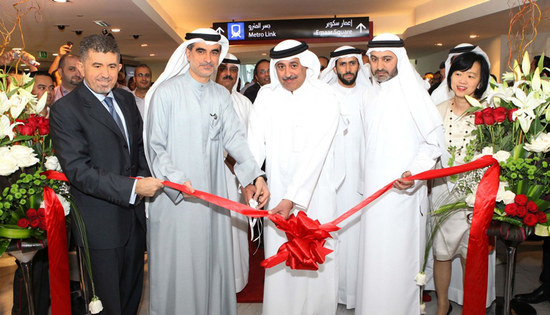 Mr Adnan Al Hammadi, Chief Executive Officer, RTA’s Rail Agency (centre) with Mr Ahmad Al Matrooshi, Managing Director, Emaar Properties (centre), inaugurating the Metro Link