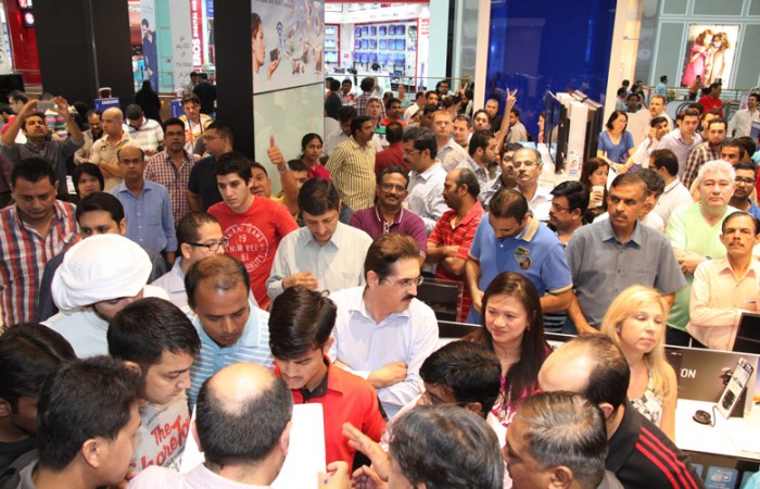 Hundreds line up to be the first to get their hands on the widely anticipated Samsung GALAXY S4 in the UAE