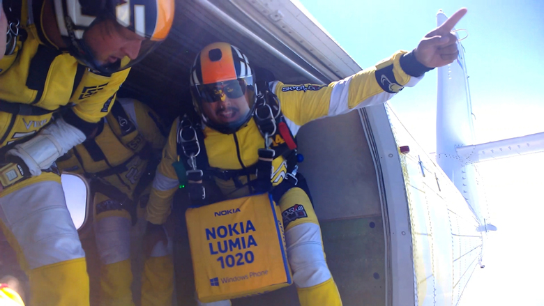 Nokia Lumia 1020 Lands in Dubai with Unique Skydive Stunt