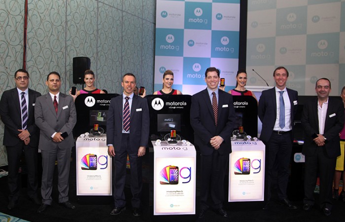 Motorola-and-Brightstar-officials-with-the-phone