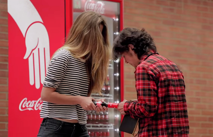 Coca-Cola-Friendly-Twist
